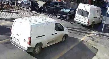 Sakarya'da 4 aracın karıştığı zincirleme kaza kamerada: Vatandaşlar yardıma böyle koştu