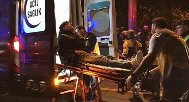 Sakarya'da kontrolden çıkan otomobil direğe çarptı: 4 yaralı