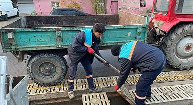 Salihli'de yağmur suyu ızgaraları temizleniyor