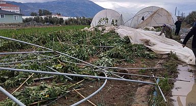 Samandağ'da çıkan hortum seraları yerle bir etti