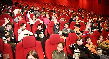 Samsun'da bin öğrenci ilk kez sinemada film izledi