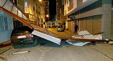 Samsun'da fırtına çatıları uçurdu, ağaçları devirdi