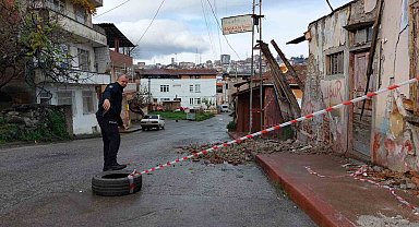 Samsun'da fırtınadan yıkılan metruk binanın duvarı tehlike oluşturdu