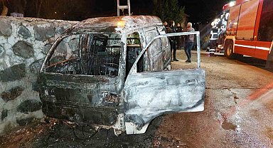 Samsun'da park halindeki araç tamamen yandı
