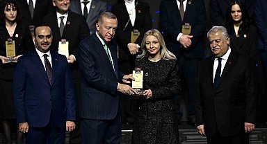 Samsunlu akademisyen ödülünü Cumhurbaşkanı Erdoğan'ın elinden aldı