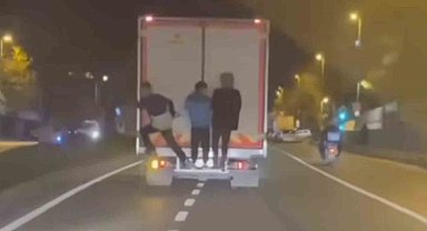 Sancaktepe'de kamyonun arkasından tutunan çocukların tehlikeli oyunu kamerada