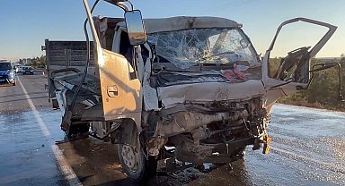 Şanlıurfa'da kamyonet tıra arkadan çarptı: 2 yaralı