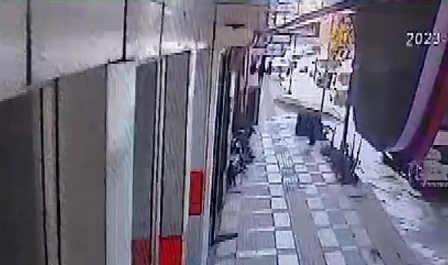 Şanlıurfa'da kamyonun çarptığı tabelanın altında kalan adam ölümden döndü