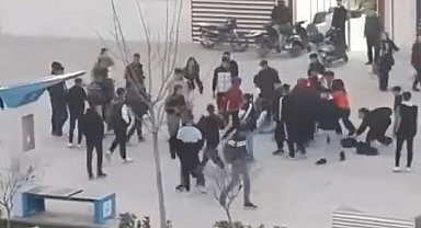Şanlıurfa'da lise öğrencilerinin kavgası kamerada