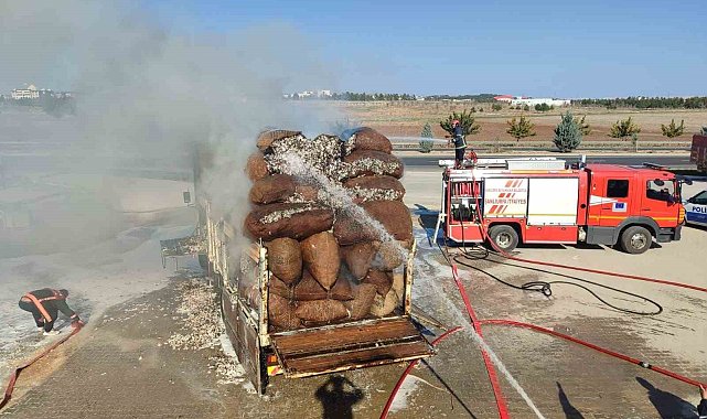 Şanlıurfa'da pamuk yüklü kamyon alev aldı