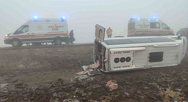 Şanlıurfa'nın Siverek ilçesinde öğretmen servisi devrildi: Çok sayıda yaralı var