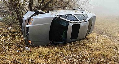 Şarampole devrilen otomobilin sürücüsü yaralandı