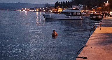 Sarıyer'de yılın son günü denize girip, buz gibi suya daldılar