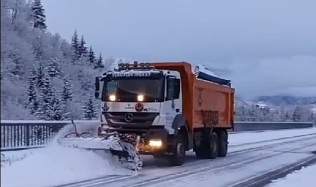 Şavşat-Ardahan karayolu Sahara Geçidi'nde ulaşım güçlükle sağlanıyor