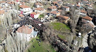 Şehidin kız kardeşi ağabeyini merasim kılıcı ile uğurladı
