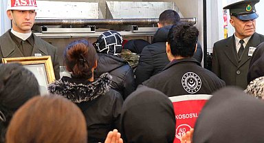 Şehit eşini askeri kamuflajla uğurladı