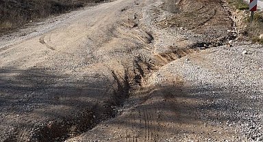 Selden dolayı çukur oluşan köy yolu tehlike saçıyor