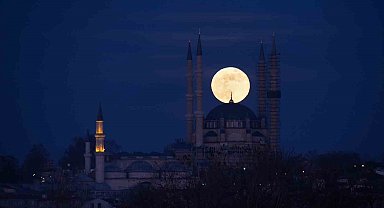Selimiye Camii ile dolunay manzarası mest etti
