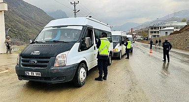 Şemdinli'de servis araçları denetlendi