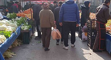 Semt pazarında yeni yıl yoğunluğu