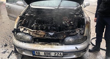 Seyir halinde alevlere teslim olan otomobil kullanılmaz hale geldi
