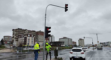 Şiddetli rüzgar trafik ışıklarını ters çevirdi