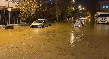 Şiddetli yağış hayatı felç etti: Araçlar suya gömüldü