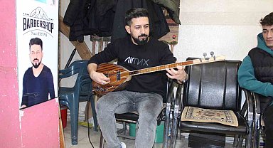Siirt'te berberde canlı müzik eşliğinde tıraş keyfi