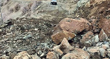 Siirt'te heyelan köy yolunu ulaşıma kapattı