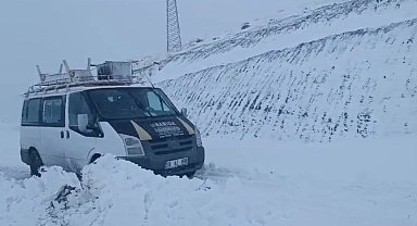 Siirt'te kardan dolayı kapanan grup köy yolu ulaşıma açıldı