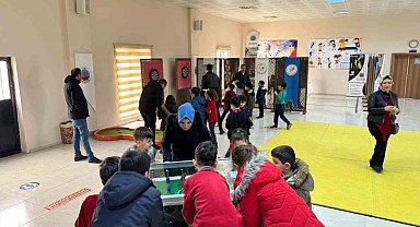 Siirt'te öğrenciler belediyenin spor tesisinde eğlenceli vakit geçiriyor