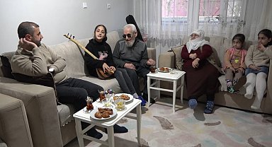 Âşık Veysel'den etkilenerek saz çalmaya başlayan görme engelli Âşık Ünver, sazı ile hayata tutundu