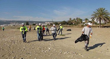 Silifke'de "Denizlere Mavi Yakışır" sloganı ile sahil temizliği yapıldı
