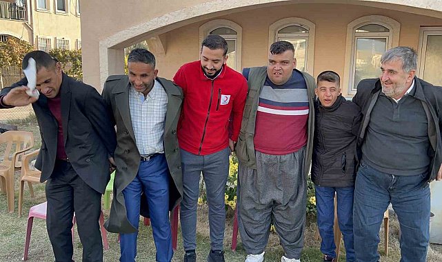 Silopi'de özel gereksinimli bireyler halay çekip pasta kesti