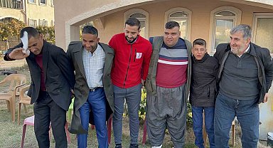 Silopi'de özel gereksinimli bireyler halay çekip pasta kesti