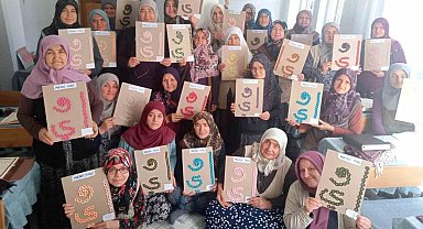 Simav'da Kur'an Kursunda tecvid kuralının harfleri örgü ile hazırlanıyor