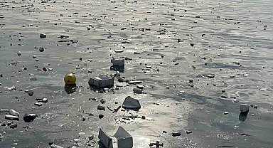 Sinop'ta fırtınada deniz kenarı çöplerle doldu