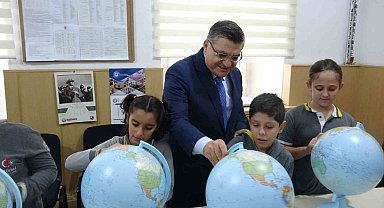 Sinop'ta ilkokul öğrencilerine 'model küre' hediye edildi
