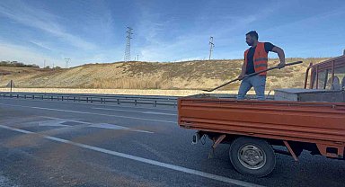 Sinop'ta kaygan yola kum döküldü