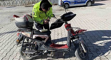 Sipariş götüren motorlu kurye hafif ticari araçla çarpıştı