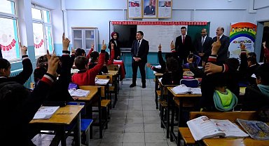 Şırnak Valisi Atay, Uludere'de okulları gezdi