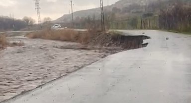 Şırnak'ta dereler taştı, yol çöktü