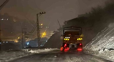 Şırnak'ta kar nedeniyle kapanan yolları açma çalışmaları devam ediyor