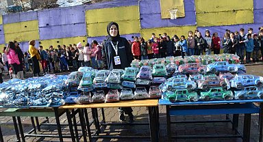 Şırnaklı şehit ailesiyle bir araya gelinen ziyarette 200 çocuğa hediye verildi