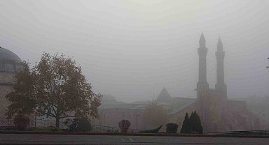 Sivas'ta yoğun sis görüş mesafesini 20 metreye kadar düşürdü