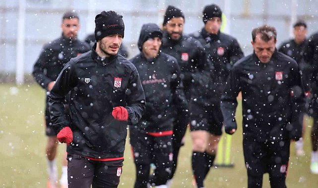 Sivasspor kar altında çalıştı