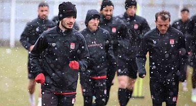 Sivasspor kar altında çalıştı