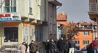 Şizofreni hastası emekli polis kadın, sağlık çalışanlarını rehin aldı
