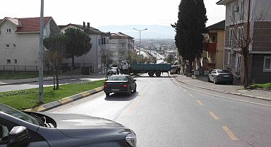 Şoförün refleksi faciayı önledi: Freni boşalan kamyon refüje çıktı