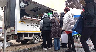 Soğuk ve yağışlı havada sıcak lokma kuyruğu